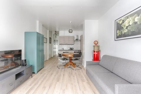 TV and multimedia, Kitchen or kitchenette, Living room, Seating area, Dining area, oven, stove