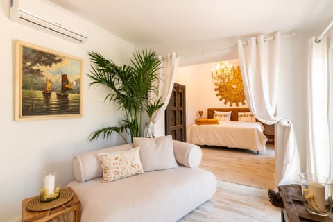 Bed, Seating area