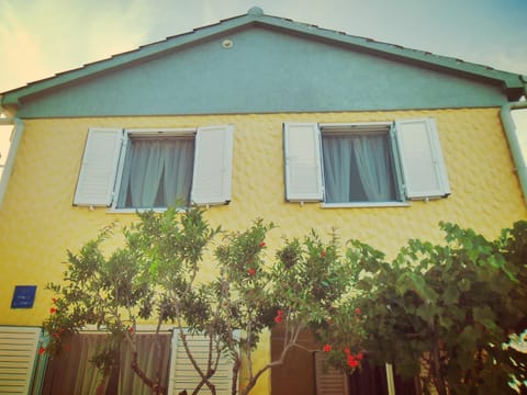 Property building, Facade/entrance, Day, Summer, BBQ facilities, Garden, Balcony/Terrace, On site, Street view