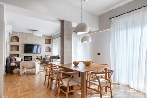 TV and multimedia, Living room, Seating area, Dining area