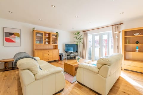 Communal lounge/ TV room, TV and multimedia, Living room, Seating area, Evening entertainment