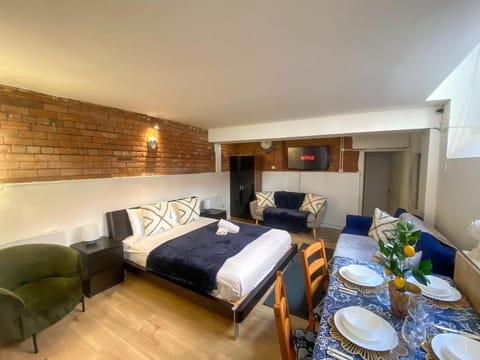 Bed, Living room, Photo of the whole room, Seating area, Dining area, Bedroom