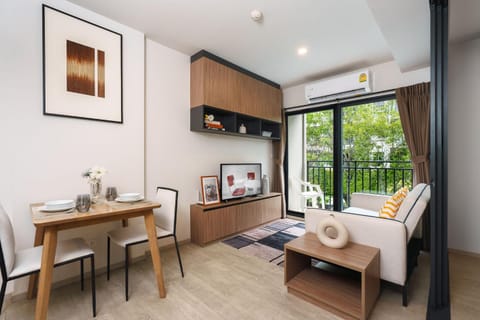 TV and multimedia, Living room, Photo of the whole room, Seating area, Dining area