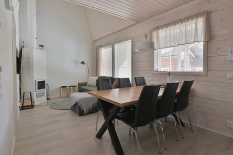 TV and multimedia, Living room, Seating area, Dining area, fireplace