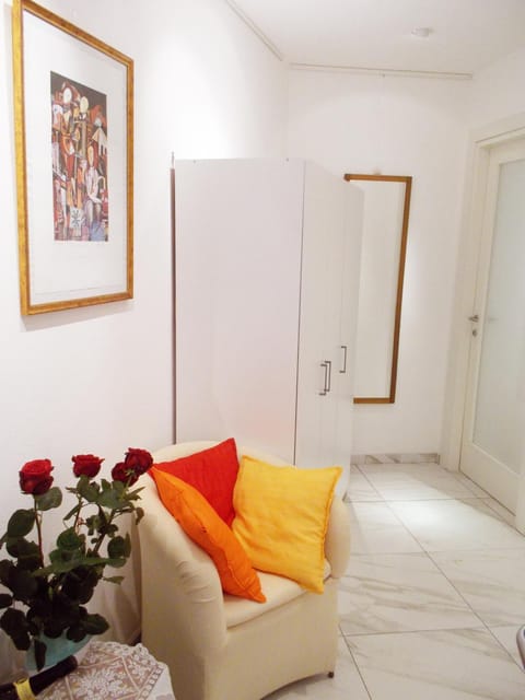 Photo of the whole room, Decorative detail