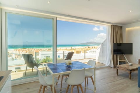 Day, Natural landscape, TV and multimedia, View (from property/room), Balcony/Terrace, Seating area, Beach, Sea view