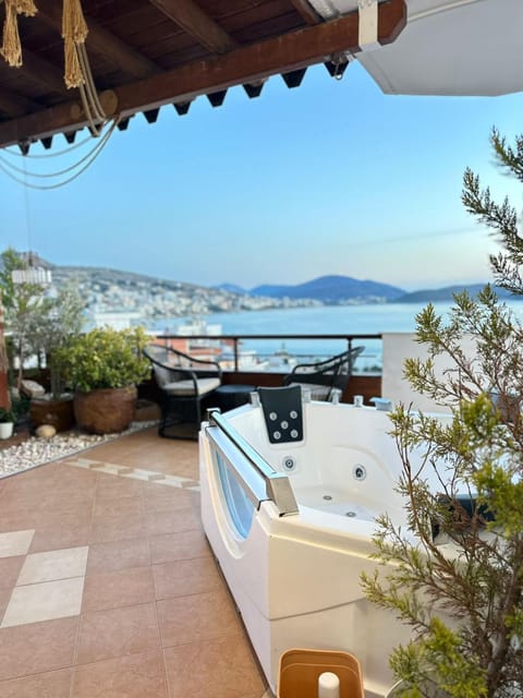 Day, Hot Tub, Balcony/Terrace, Seating area, Dining area, Mountain view, River view, Sea view