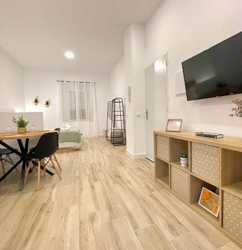 TV and multimedia, Living room, Photo of the whole room, Seating area, Bedroom