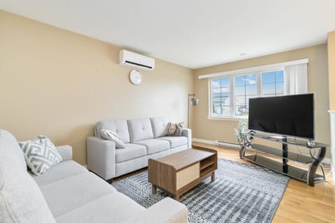 Communal lounge/ TV room, TV and multimedia, Living room, Seating area, Evening entertainment, air conditioner