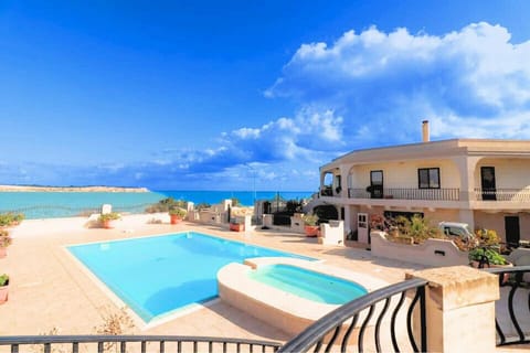BBQ facilities, Hot Tub, Balcony/Terrace, Beach, Pool view, Sea view, Swimming pool, Parking, fireplace, shuttle, sunbed