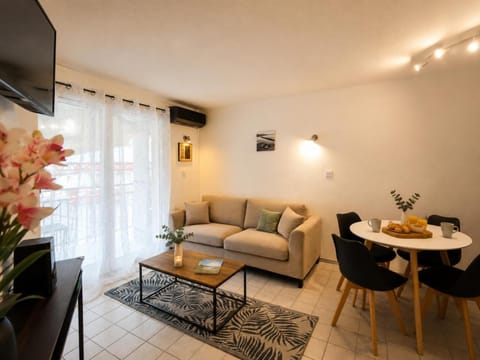 TV and multimedia, Living room, Seating area, Dining area, air conditioner