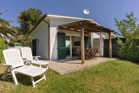Property building, Patio, Spring, Day, Garden, Garden view, sunbed