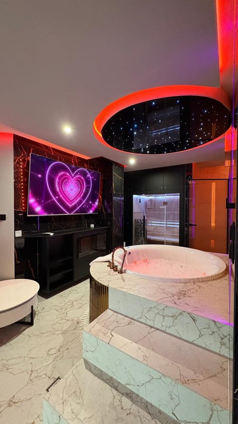 Hot Tub, Sauna, TV and multimedia, Photo of the whole room, Bath, fireplace