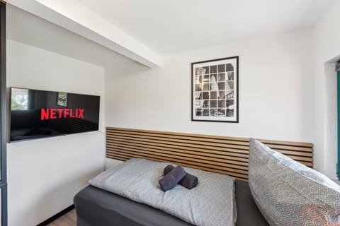 Bed, TV and multimedia, Bedroom