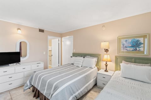 Pinnacle Port, C1-303 House in Sunnyside