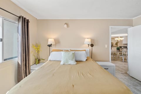 Pinnacle Port, C1-303 House in Sunnyside