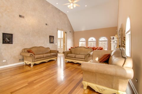 Hot Tub and Sauna Hoffman Estates Villa in Elgin! Villa in Hoffman Estates