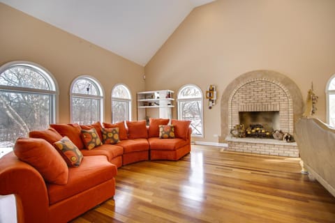 Hot Tub and Sauna Hoffman Estates Villa in Elgin! Villa in Hoffman Estates