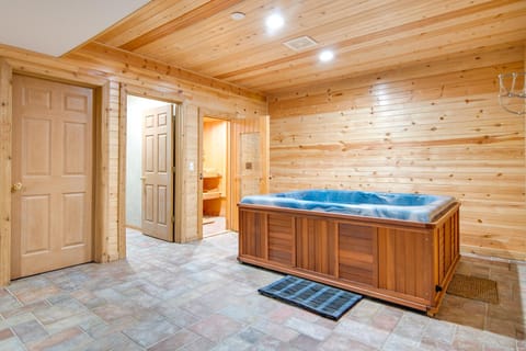 Hot Tub and Sauna Hoffman Estates Villa in Elgin! Villa in Hoffman Estates