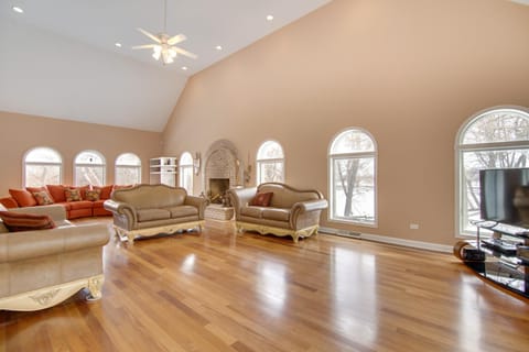 Hot Tub and Sauna Hoffman Estates Villa in Elgin! Villa in Hoffman Estates