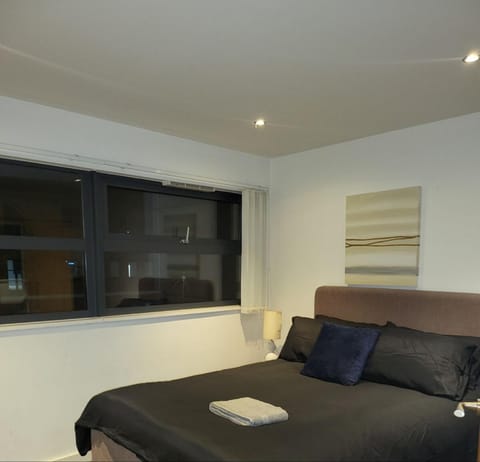 1room in shared 2 bedroom apartment R2 Bed and Breakfast in Salford