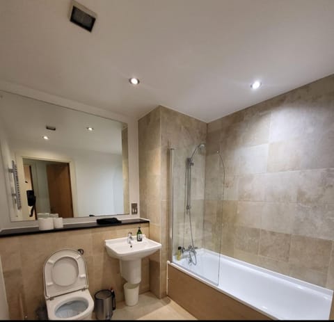 1room in shared 2 bedroom apartment R2 Bed and Breakfast in Salford