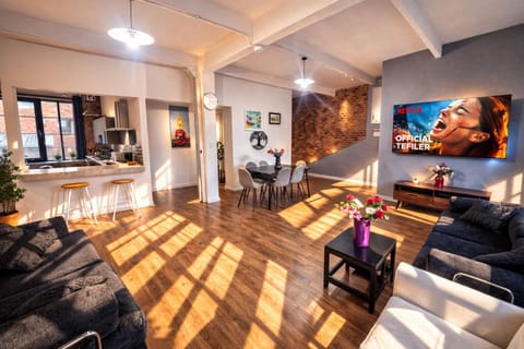 TV and multimedia, Living room, Seating area, Dining area, kitchen