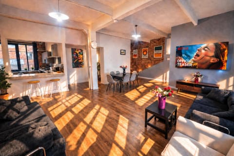 TV and multimedia, Living room, Seating area, Dining area
