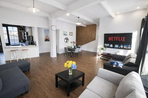 TV and multimedia, Seating area, Dining area