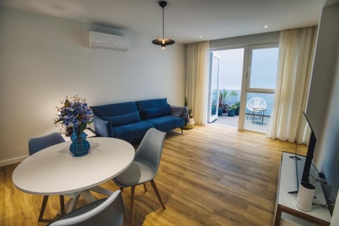 Patio, TV and multimedia, Living room, Dining area, Inner courtyard view, air conditioner
