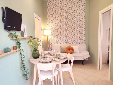 TV and multimedia, Living room, Seating area, Dining area, air conditioner