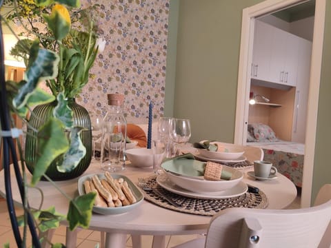 Living room, Food and drinks, Decorative detail, Decorative detail, Seating area, Dining area, Food, Breakfast, Drinks, dishwasher, wardrobe, air conditioner