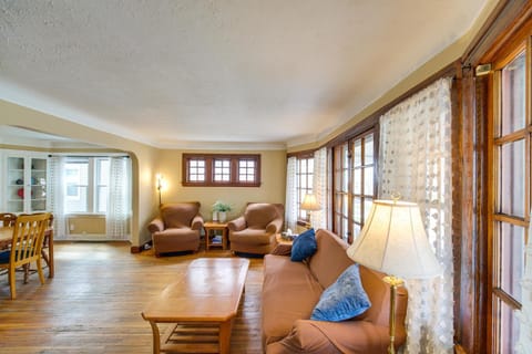 Home 2 Mi to Lakewood Park and Solstice Steps! House in Lakewood