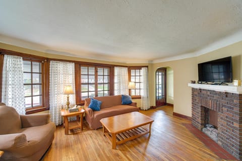 Home 2 Mi to Lakewood Park and Solstice Steps! House in Lakewood