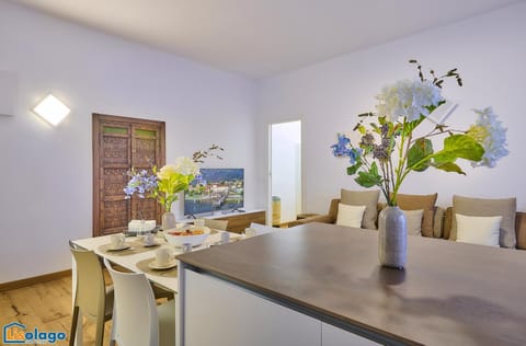 Kitchen or kitchenette, Living room, Breakfast, kitchen