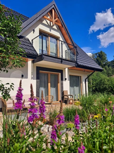 Property building, Day, Garden, Garden view