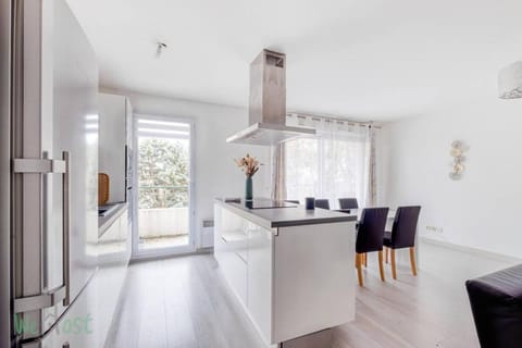 Bedroom apartment with balcony and pool Apartment in Lyon