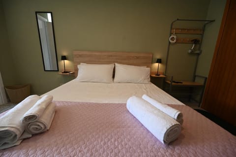Bed, towels