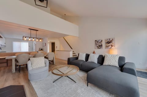 Kitchen or kitchenette, Living room, Seating area, Dining area