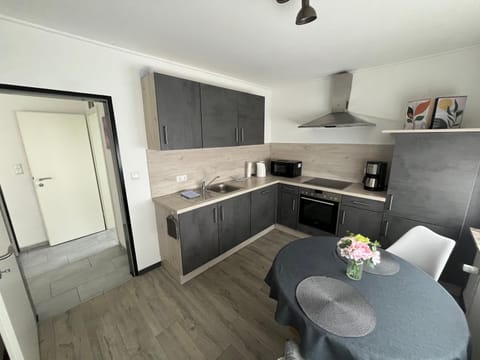 Coffee/tea facilities, Kitchen or kitchenette, Dining area, microwave, oven, stove, kitchen