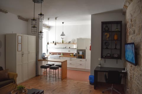 TV and multimedia, Kitchen or kitchenette, Dining area, stove