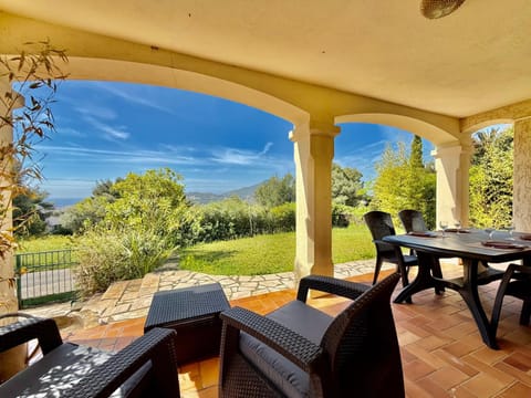 Natural landscape, Garden, Balcony/Terrace, Dining area