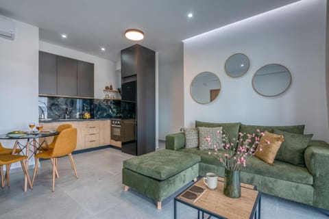 Kitchen or kitchenette, Living room, Seating area, Dining area