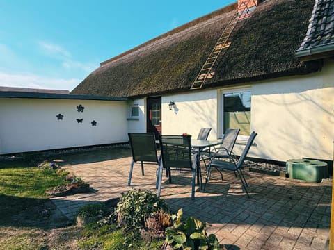 Property building, Patio, Dining area