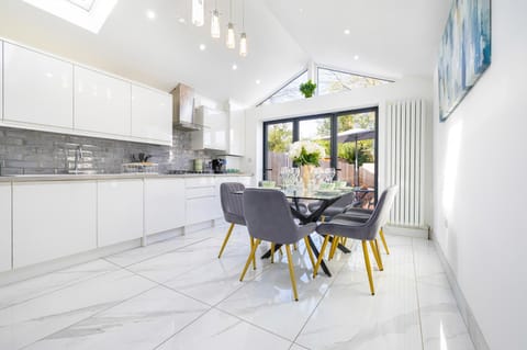 Kitchen or kitchenette, Seating area, Dining area, dishwasher