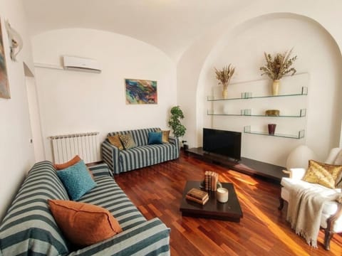 TV and multimedia, Living room, Seating area, air conditioner