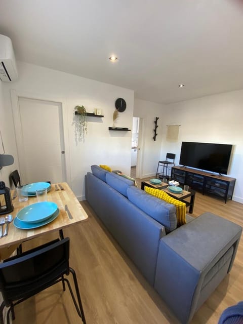 Communal lounge/ TV room, air conditioner