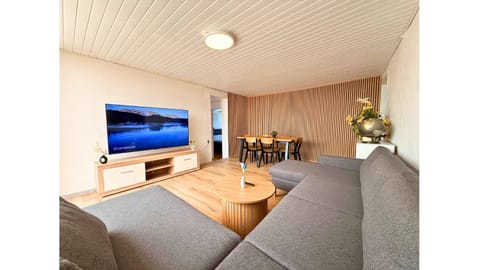 Communal lounge/ TV room, TV and multimedia, Living room, Seating area, Evening entertainment