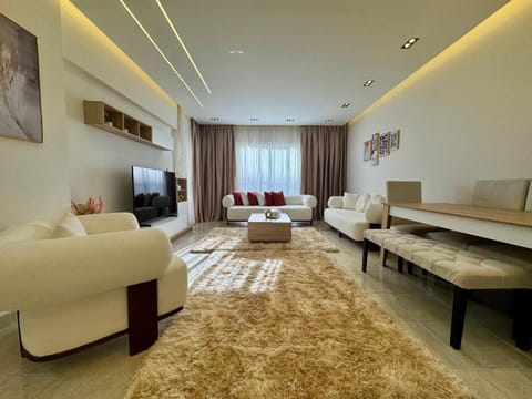 Bed, TV and multimedia, Living room, Photo of the whole room, Seating area, Bedroom