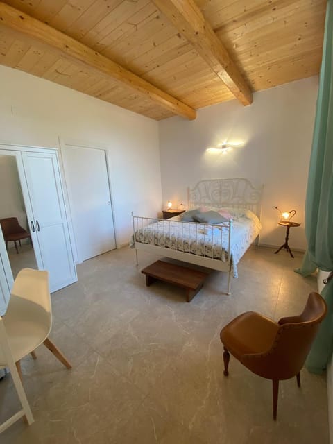 Bed, Sea view, towels, wardrobe